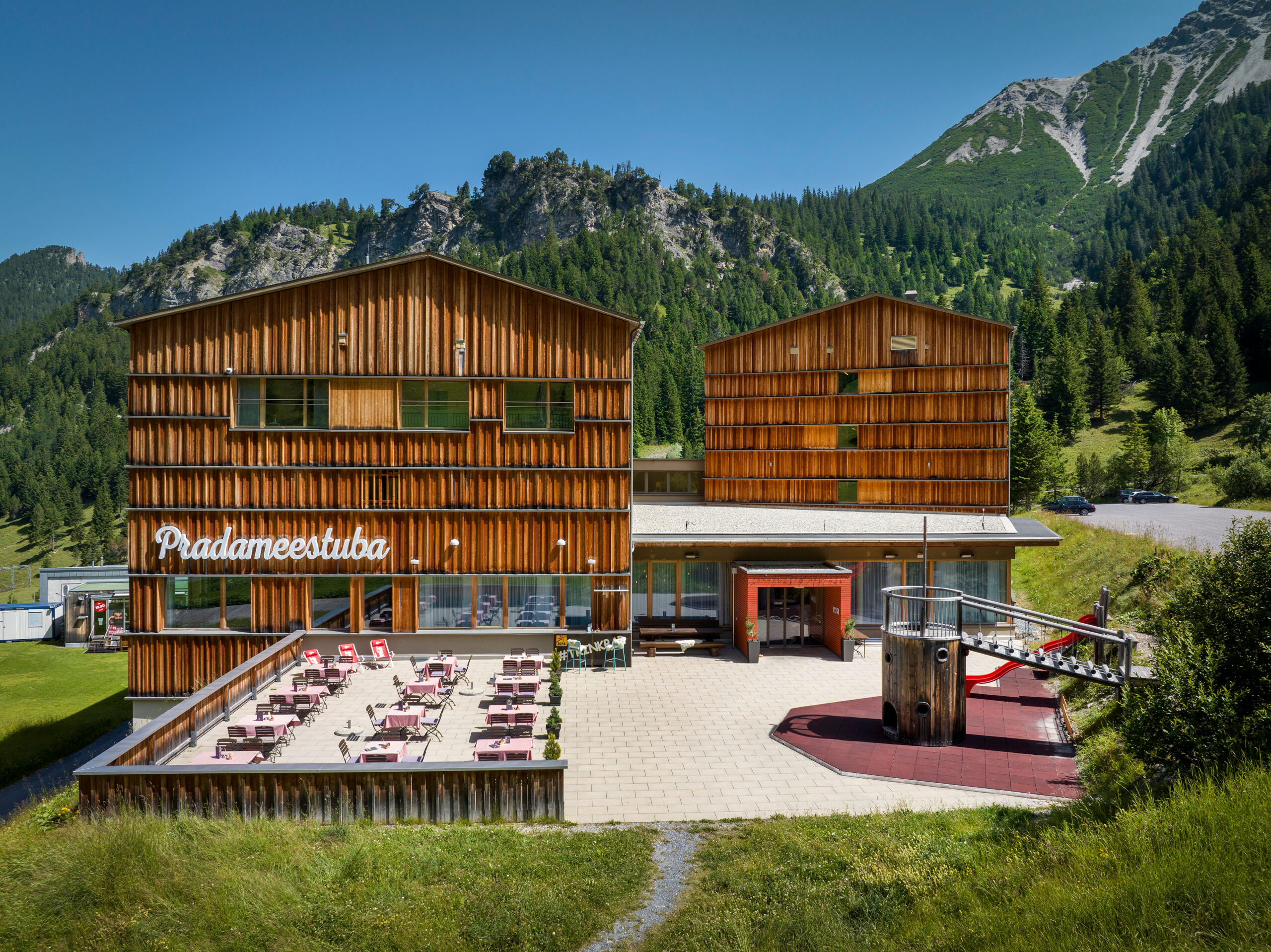 aussenansicht-berge-jufa-hotel-malbun