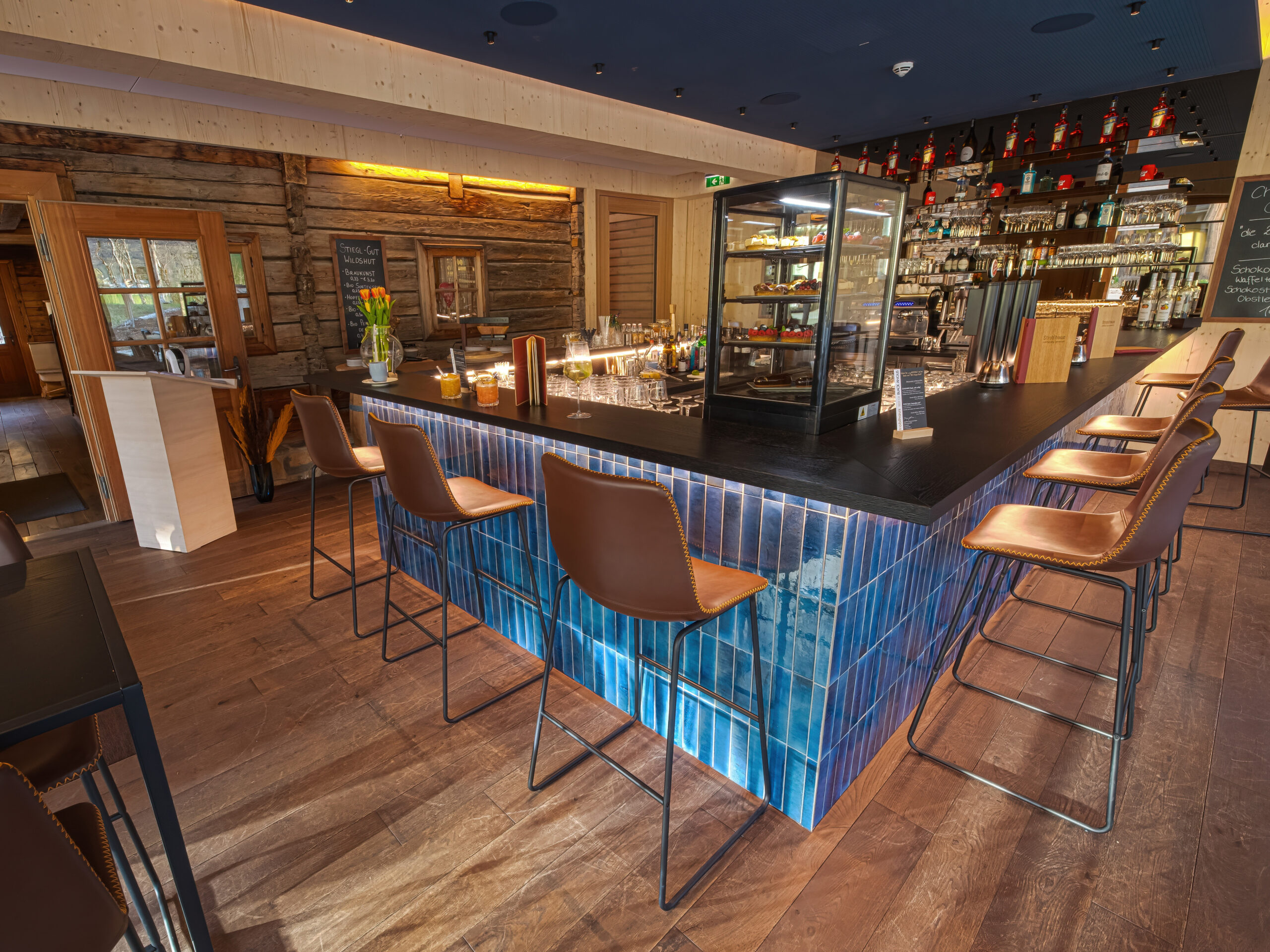 bar-theke-innen-stroblhaus-bergresort-werfenweng