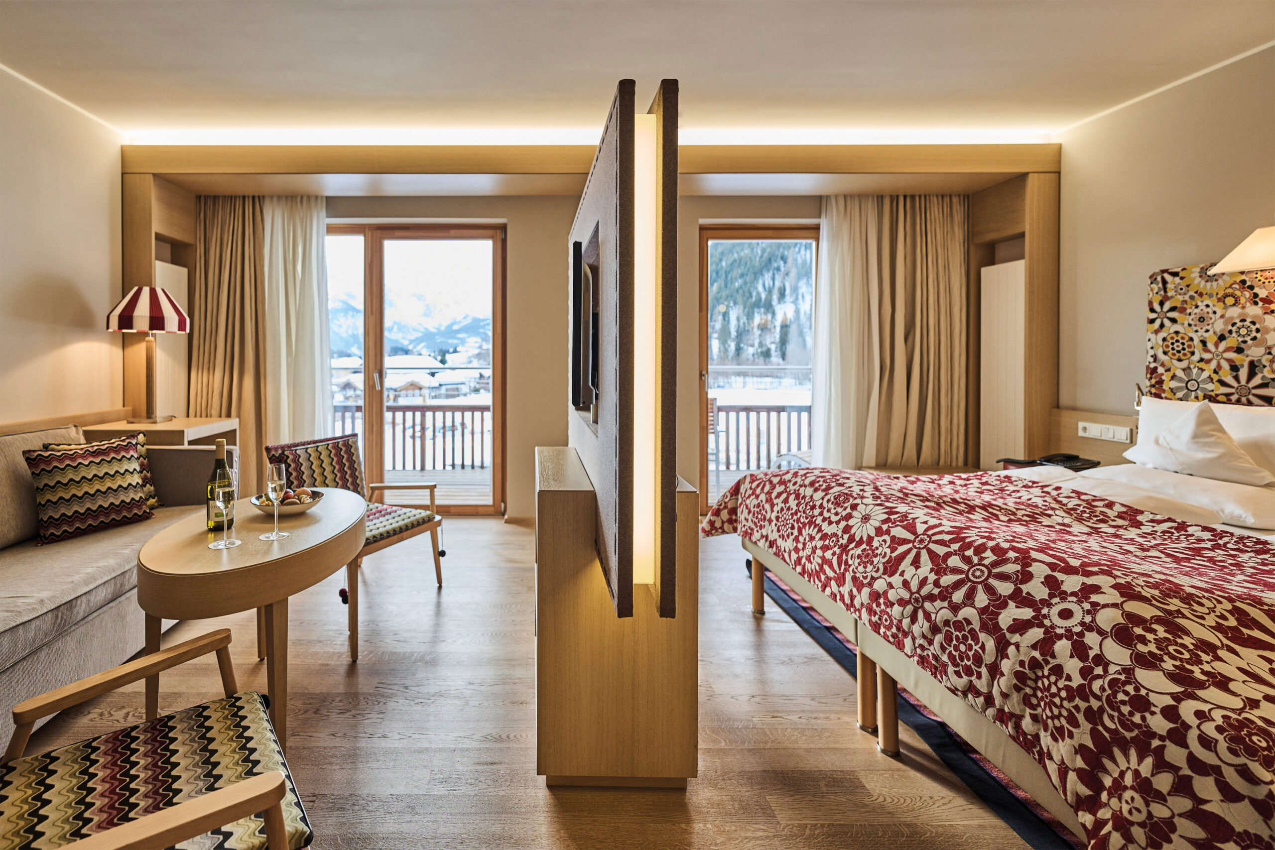 junior-suite-zimmer-bett-sitzecke-bergresort-werfenweng